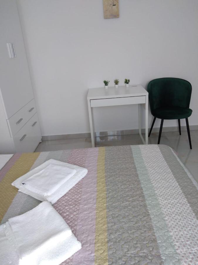 Apartment With Terrace And Garden Pirovac Kültér fotó