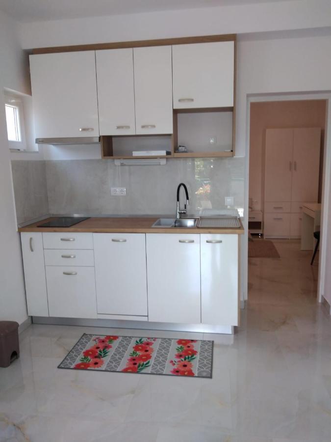 Apartment With Terrace And Garden Pirovac Kültér fotó
