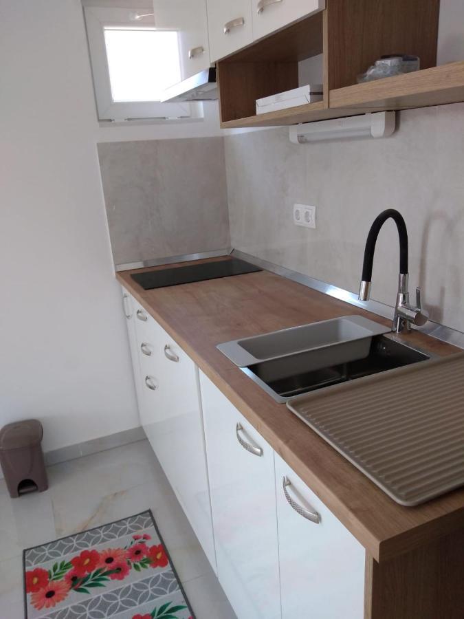 Apartment With Terrace And Garden Pirovac Kültér fotó