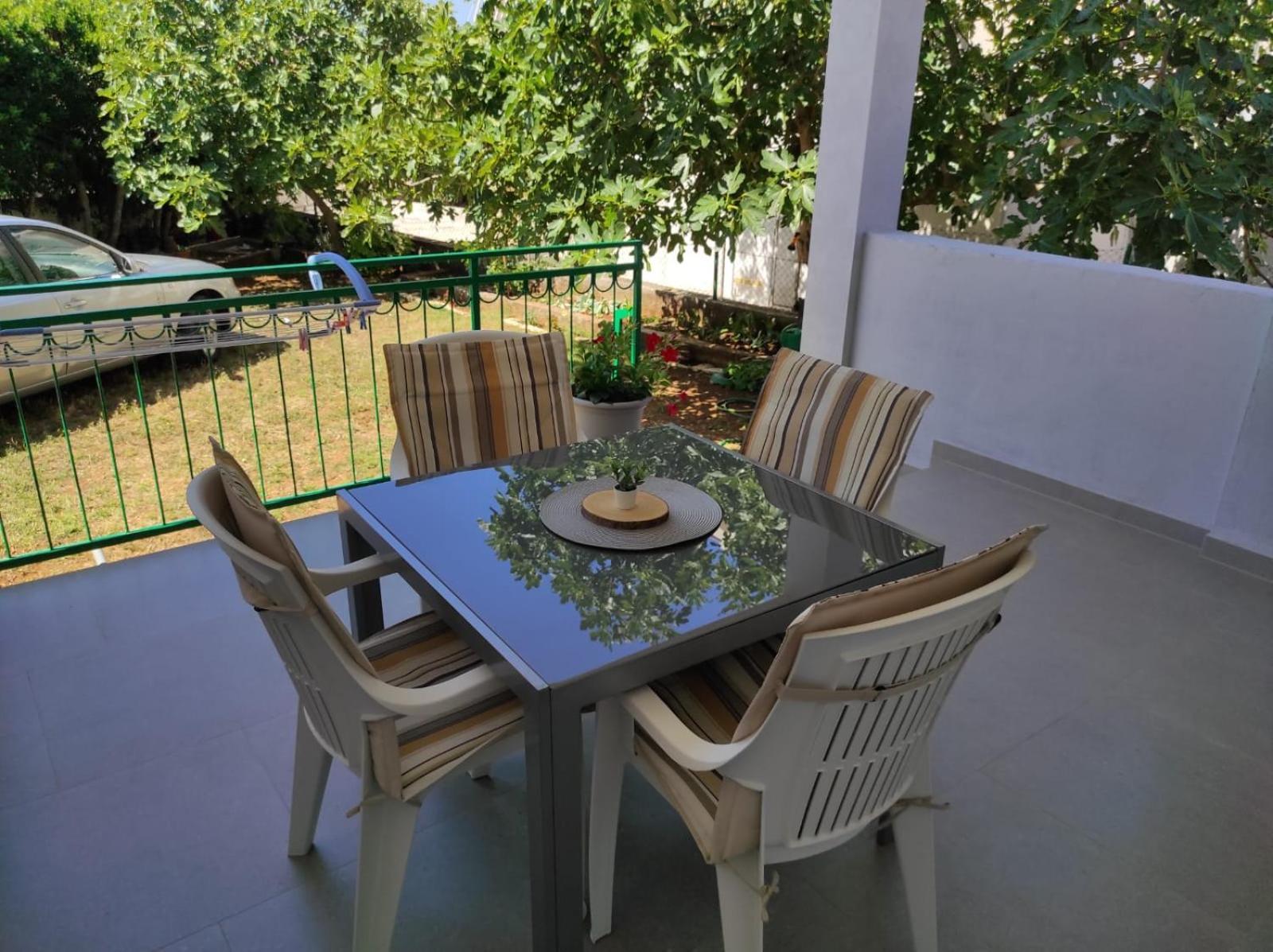 Apartment With Terrace And Garden Pirovac Kültér fotó